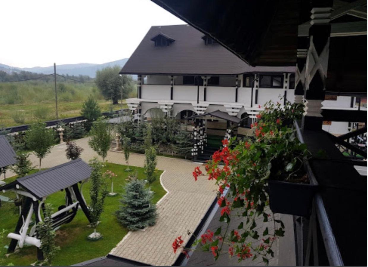 Complex Lions Bucovina Hotel Воронец Екстериор снимка